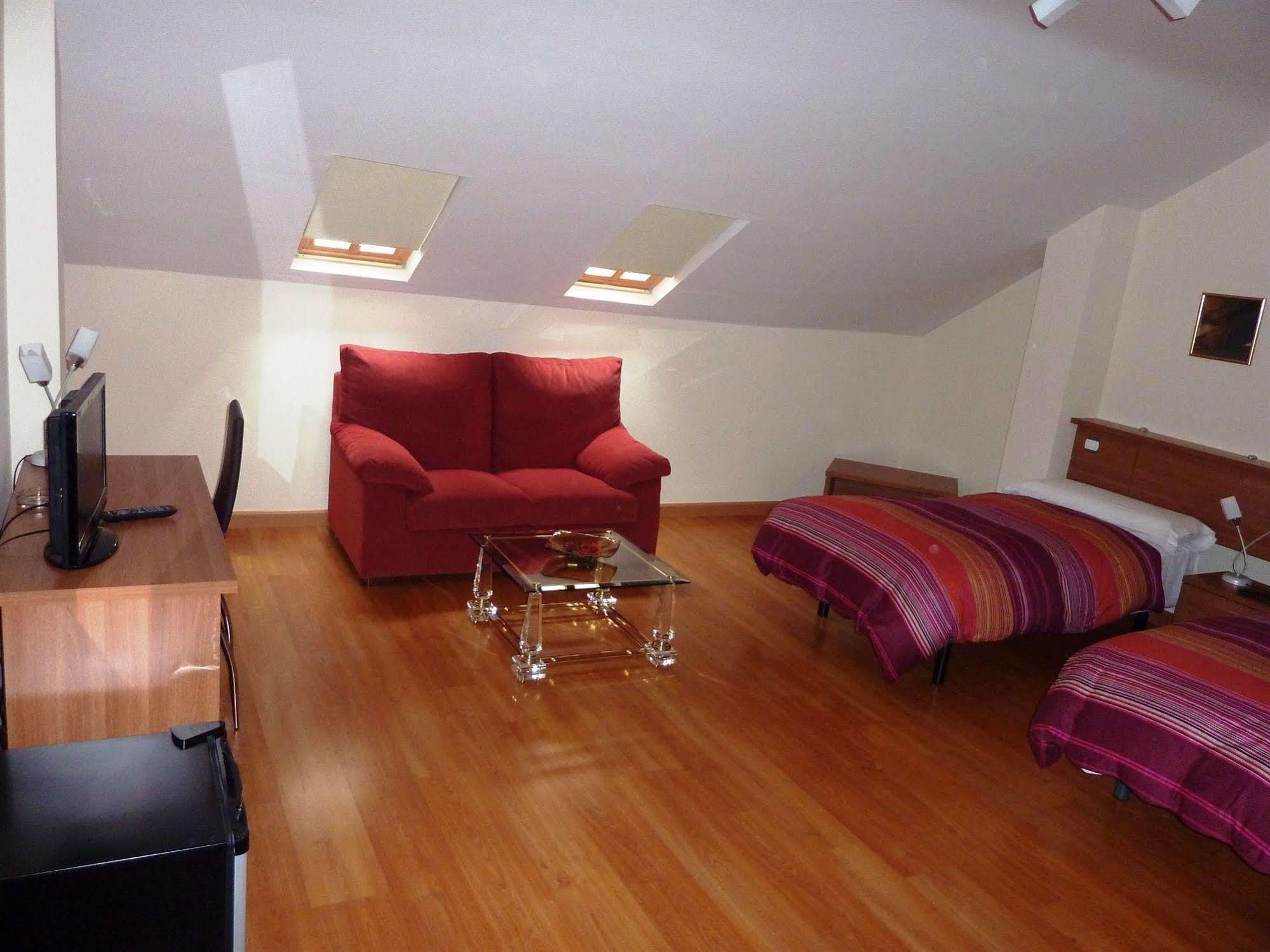 Hostal La Morada La Cisterniga Bagian luar foto