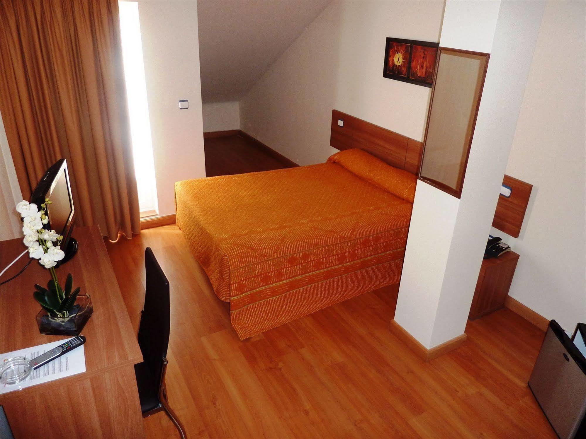 Hostal La Morada La Cisterniga Bagian luar foto