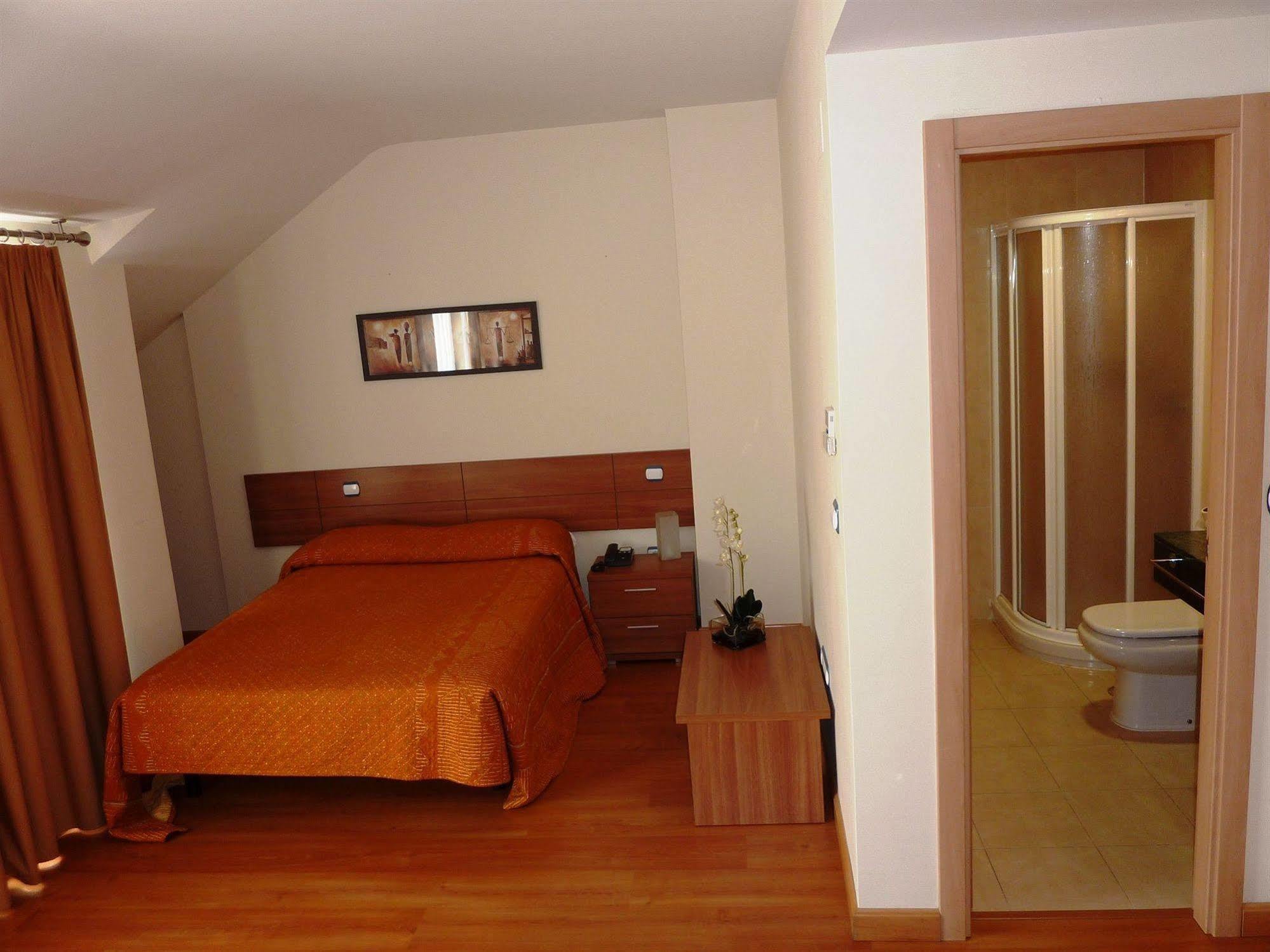 Hostal La Morada La Cisterniga Bagian luar foto